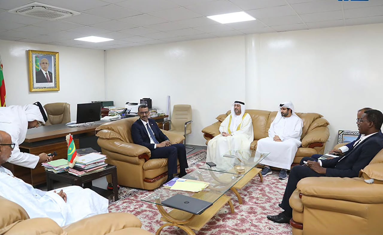 وزير الثقافة يبحث مع وفد من دائرة الثقافة بالشارقة تعزيز التعاون الثقافي المشترك