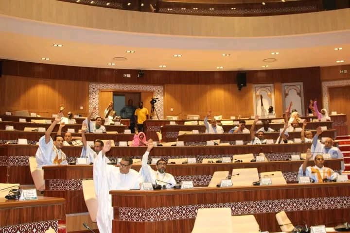 البرلمان يعتمد مشروعي قانونين يتعلقان بالنظام الأساسي لضباط الجيش والعسكريين
