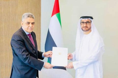 السفير الموريتاني لدى الإمارات يقدم نسخة من أوراق اعتماده