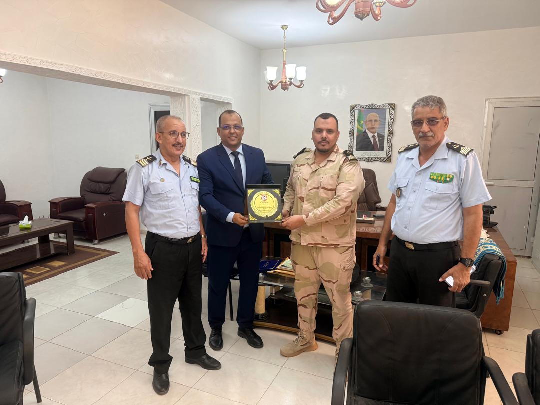 تكريم مسؤول الإنقاذ بخفر السواحل الموريتانية تقديرا لجهوده في حماية الأرواح